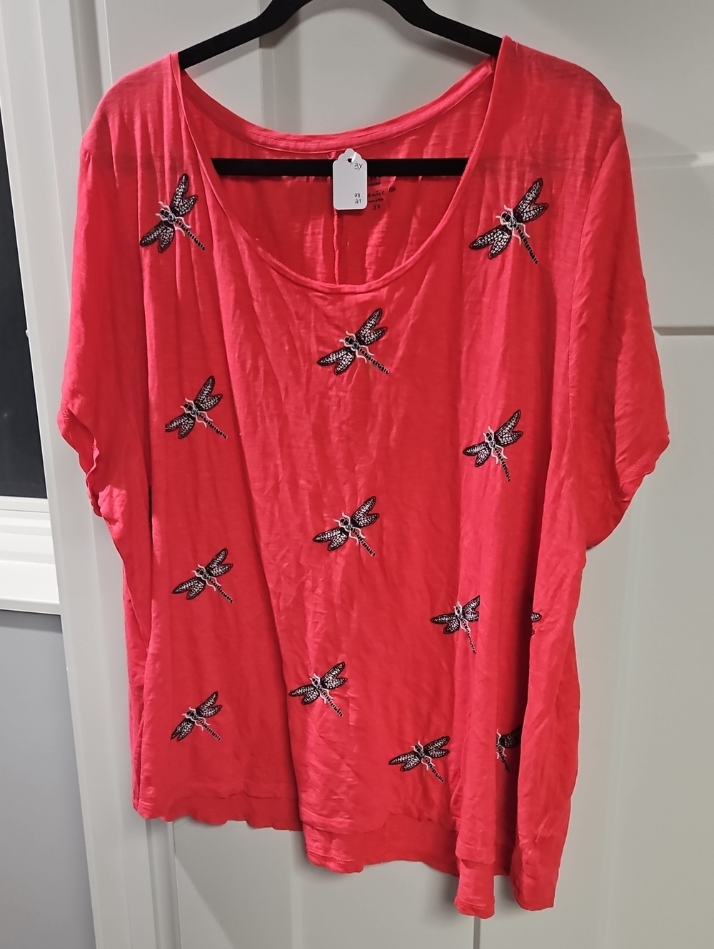 crown & ivy Coral Short Sleeve Scoop Neck Top with Dragonfly Motif
